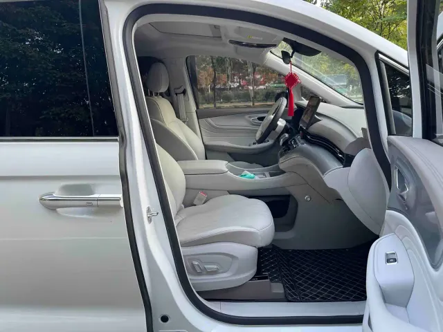 Roewe iMAX8 — Фото автомобиля 5