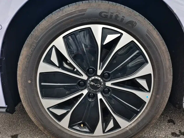 BYD Seal 07 EV 2026 Model 705 Flagship — Фото автомобиля 3