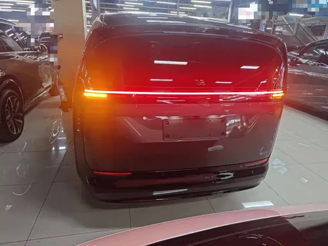 Li Auto MEGA — Фото автомобиля 5