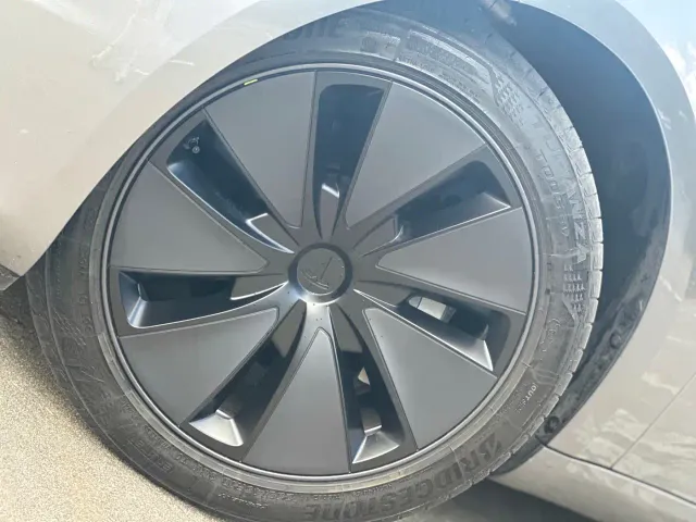 Tesla Model 3 — Фото автомобиля 19