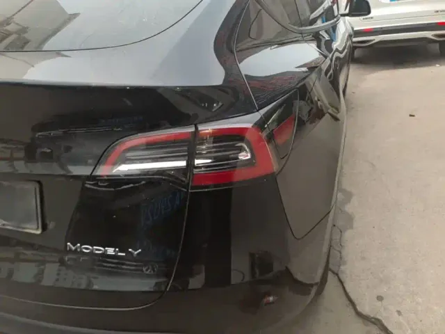 Tesla Model Y — Фото автомобиля 7