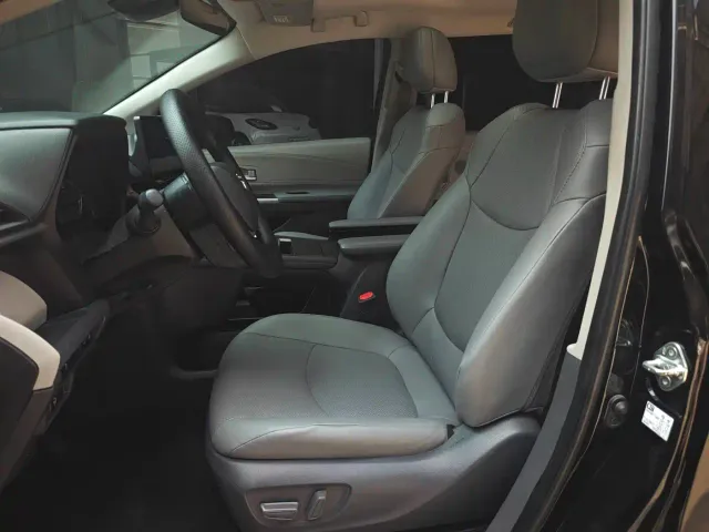 Toyota Sienna — Фото автомобиля 11