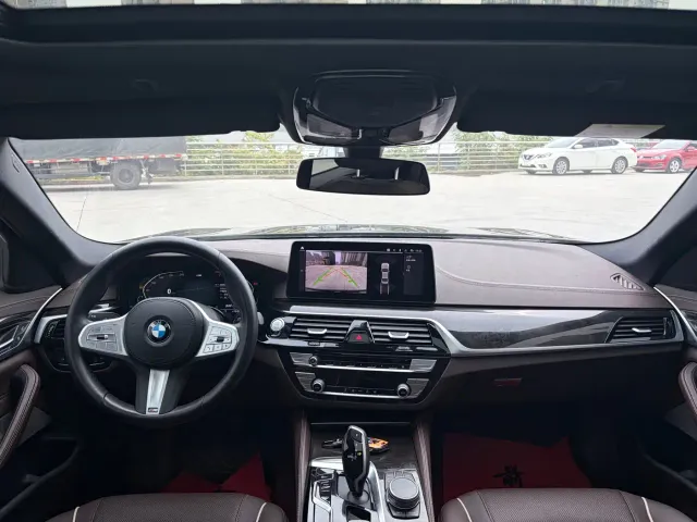 BMW 5 Series — Фото автомобиля 11