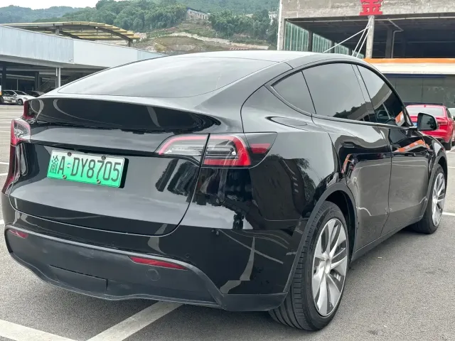 Tesla Model Y — Фото автомобиля 12