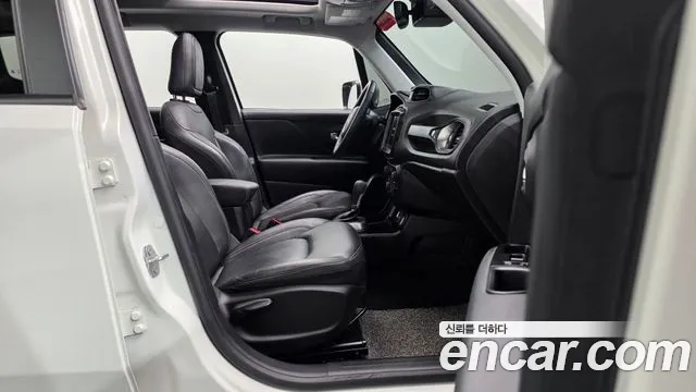Jeep Renegade — Фото автомобиля 16