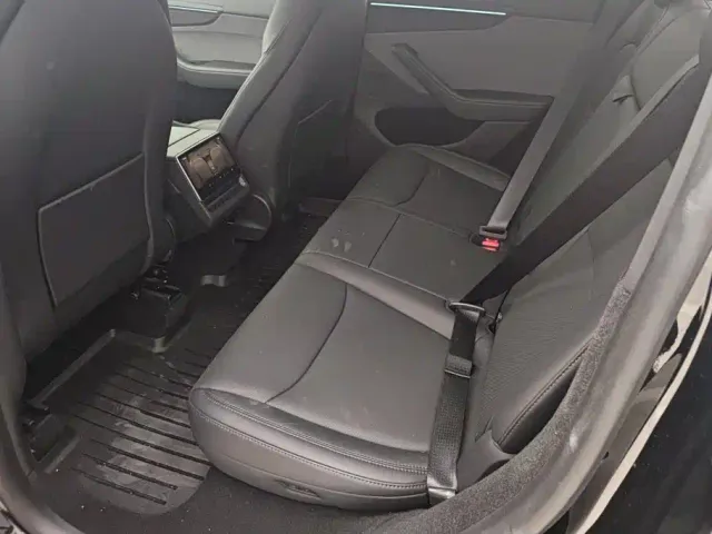 Tesla Model Y — Фото автомобиля 11