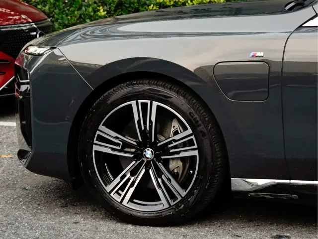 BMW i7 — Фото автомобиля 8
