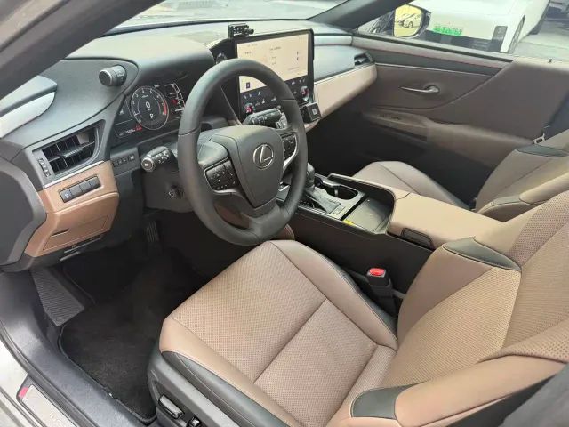 Lexus ES — Фото автомобиля 18