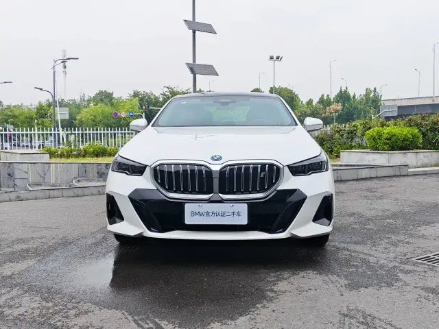 BMW i5 — Фото автомобиля 2