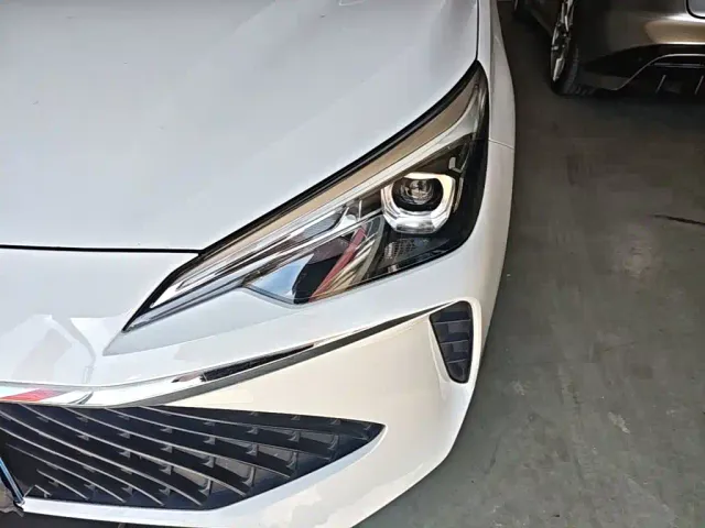 Roewe i5 — Фото автомобиля 17