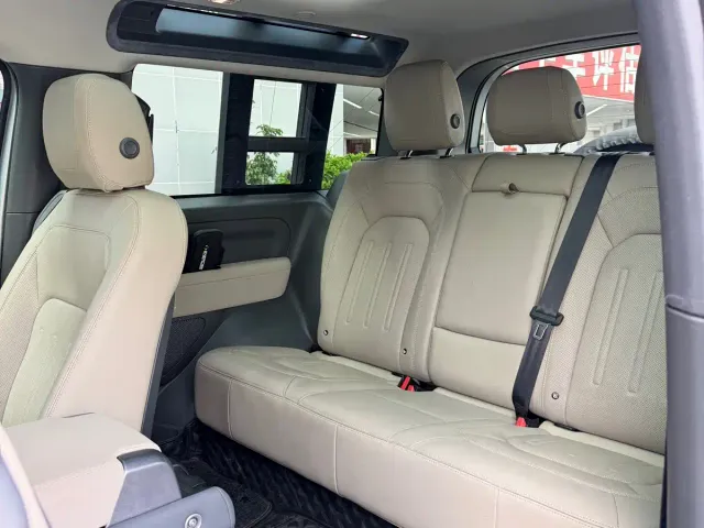 Land Rover Defender — Фото автомобиля 9