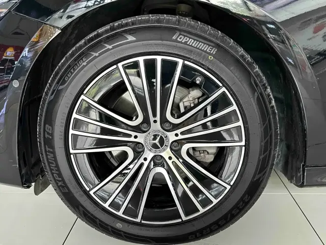 Mercedes-Benz E-Class — Фото автомобиля 4