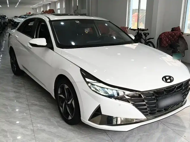 Hyundai Elantra — Фото автомобиля 3