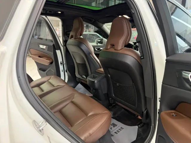Volvo XC60 — Фото автомобиля 14