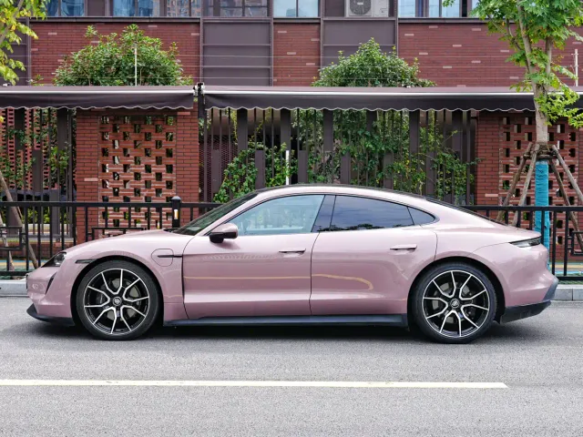 Porsche Taycan — Фото автомобиля 3