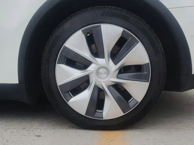 Tesla Model Y — Фото автомобиля 14