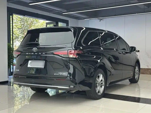 Toyota Sienna — Фото автомобиля 12