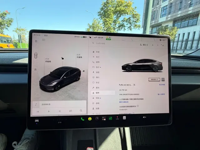 Tesla Model 3 — Фото автомобиля 11