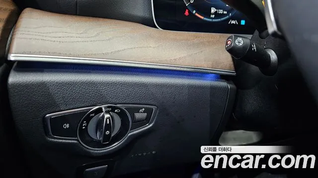 Mercedes-Benz E-Class — Фото автомобиля 16