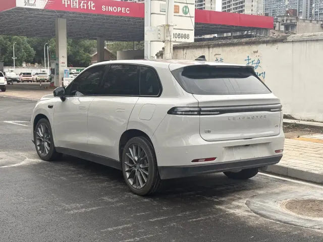 Leapmotor C10 — Фото автомобиля 6