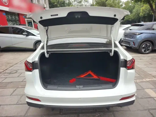 Roewe i5 — Фото автомобиля 18