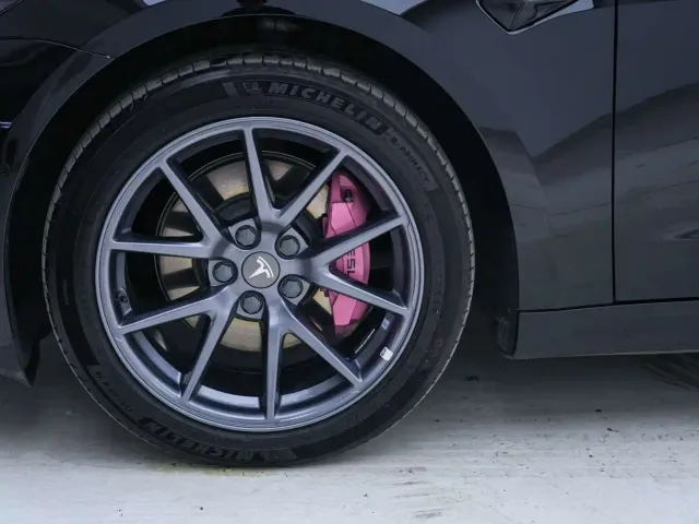 Tesla Model 3 — Фото автомобиля 10