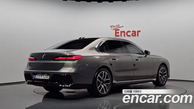 BMW 7 Series G70 — Фото автомобиля 2