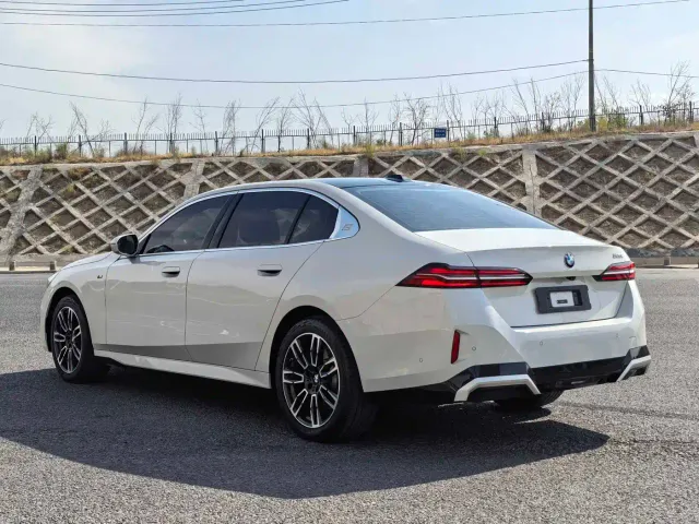 BMW 5 Series — Фото автомобиля 4