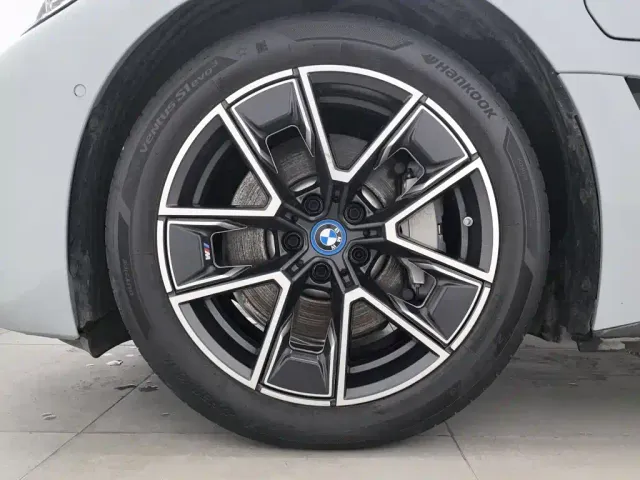 BMW i4 — Фото автомобиля 17
