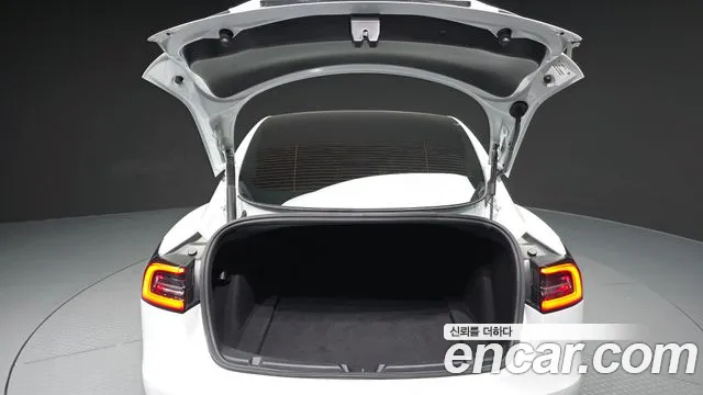 Tesla Model 3 — Фото автомобиля 20