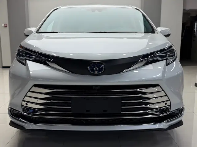 Toyota Sienna — Фото автомобиля 3