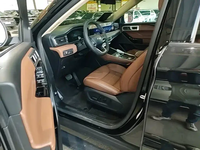 Ford Explorer — Фото автомобиля 15