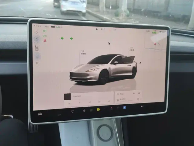 Tesla Model 3 — Фото автомобиля 14