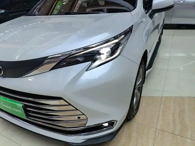 Toyota Sienna — Фото автомобиля 23