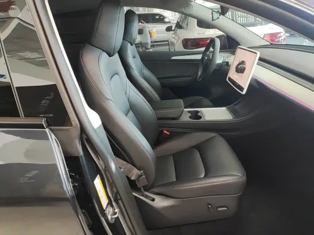 Tesla Model Y — Фото автомобиля 24