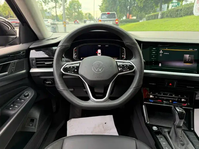 Volkswagen Passat — Фото автомобиля 14
