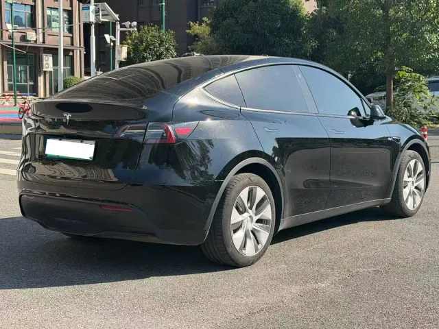 Tesla Model Y — Фото автомобиля 7