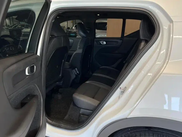 Volvo XC40 — Фото автомобиля 10