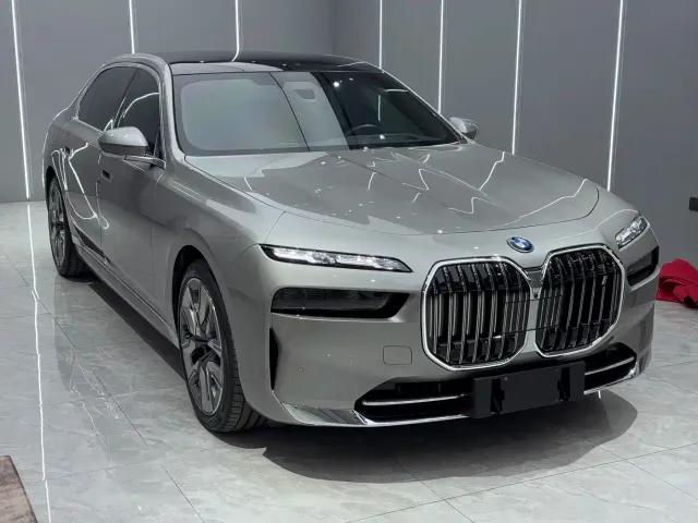 BMW i7 — Фото автомобиля 3