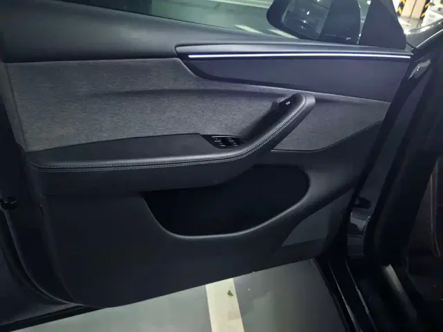 Tesla Model Y — Фото автомобиля 8