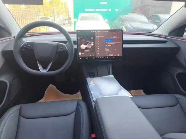 Tesla Model 3 — Фото автомобиля 9