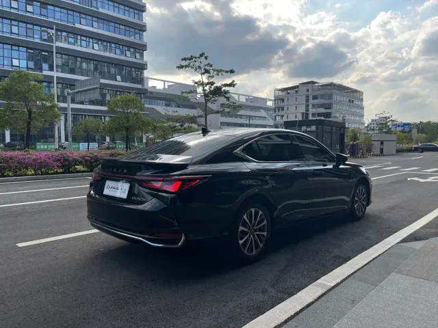 Lexus ES — Фото автомобиля 10