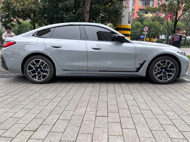 BMW i4 — Фото автомобиля 4