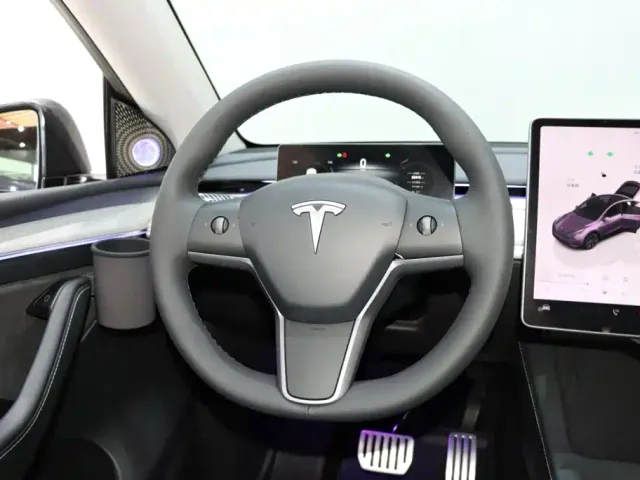 Tesla Model Y — Фото автомобиля 13