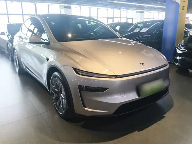 Tesla Model Y L — Фото автомобиля 3