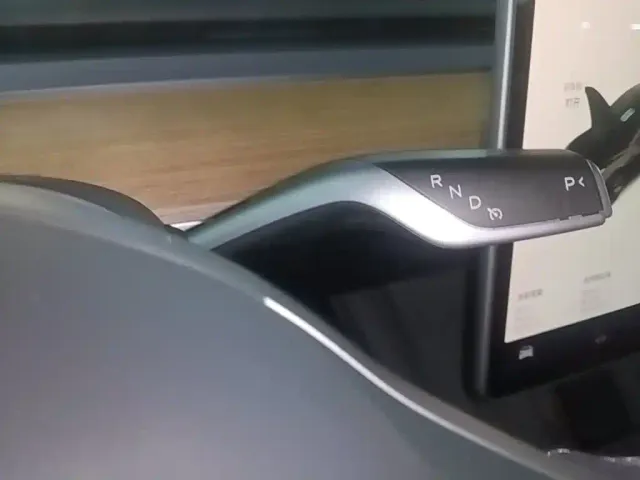 Tesla Model 3 — Фото автомобиля 13