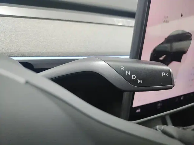 Tesla Model Y — Фото автомобиля 13