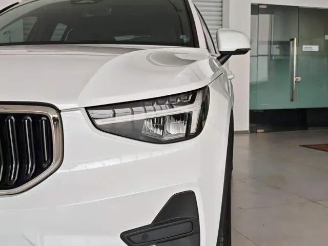 Volvo XC40 — Фото автомобиля 4