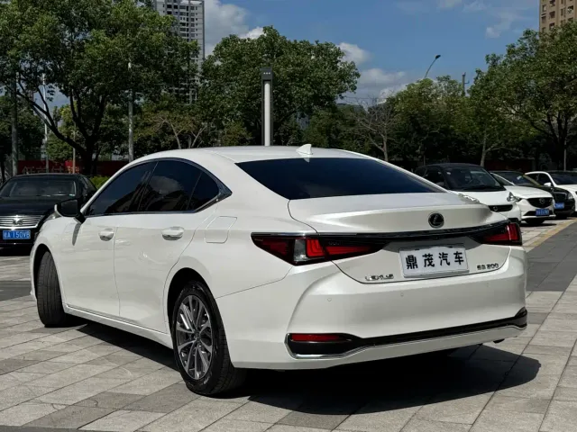 Lexus ES — Фото автомобиля 7