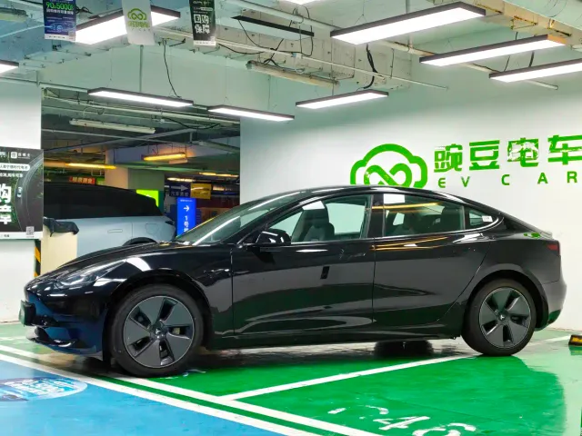Tesla Model 3 — Фото автомобиля 2